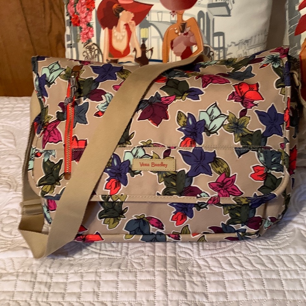 VERA BRADLEY "FALLING FLOWERS NEUTRAL LAPTOP MESSENGER, Gently Used. Nonsmoking